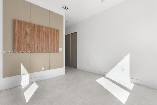 Empty room, Interior