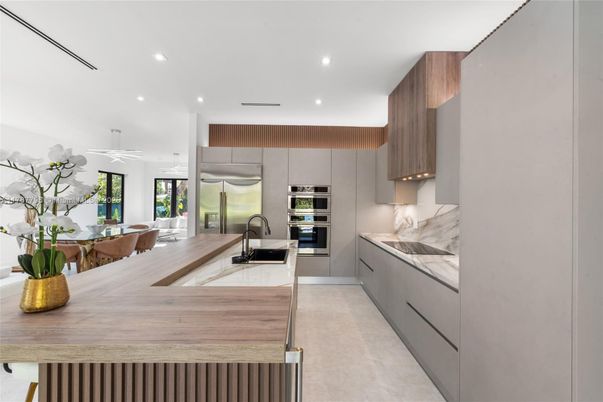Dining room, Interior, Kitchen, Recessed Lighting, Stainless Steel Appliances