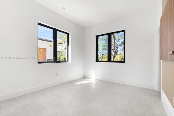 Empty room, Interior
