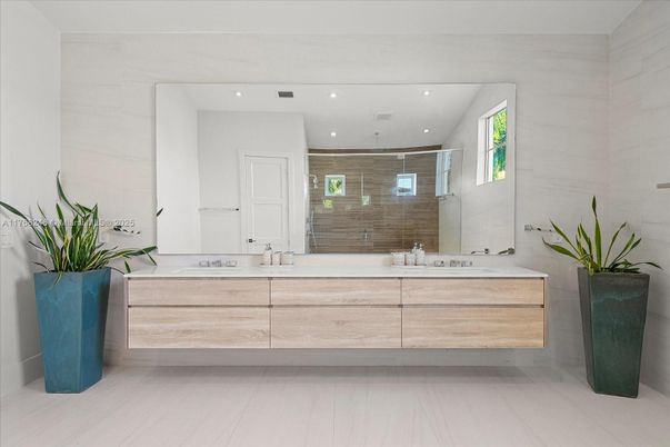 Bathroom, Dual Sink Vanities, Interior, Recessed Lighting