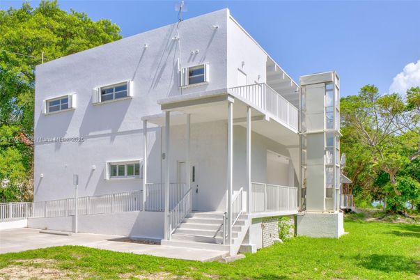 Exterior, Facade, Modern