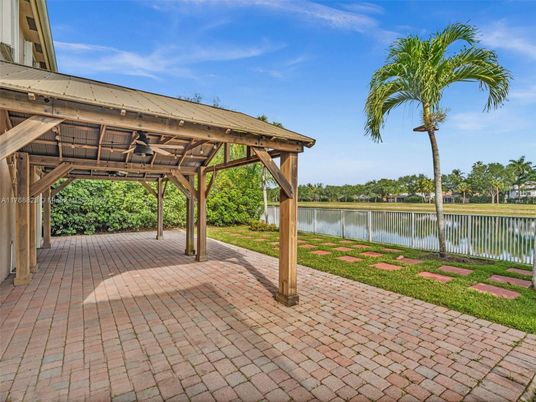 Exterior, Lake