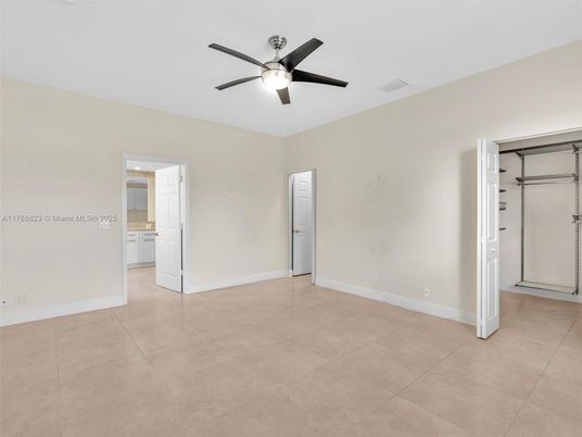 Empty room, Interior