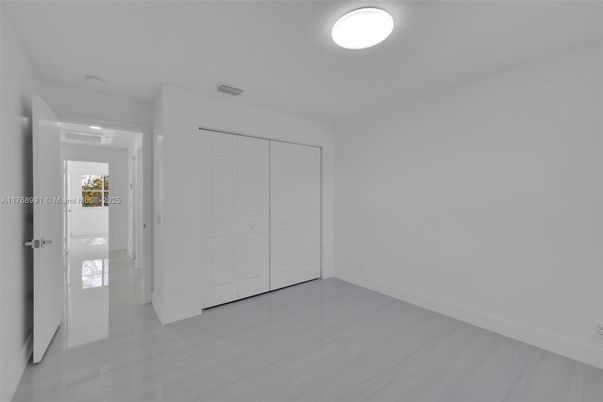 Empty room, Interior