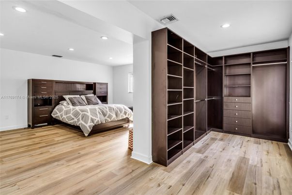 Bedroom, Interior, Recessed Lighting, Walk-in Closets, Wood Texture Flooring
