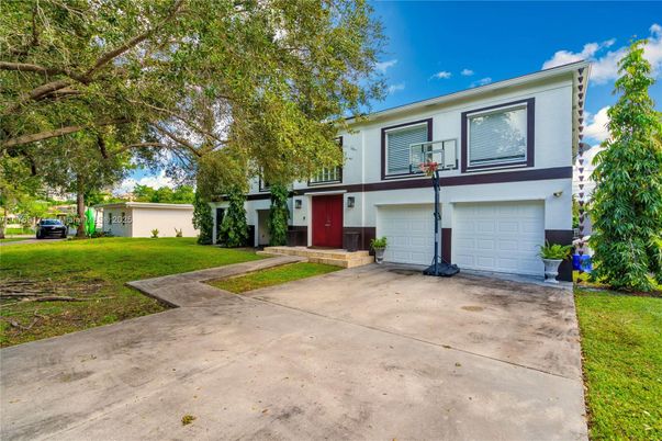 Attached, Exterior, Facade, Raised Ranch