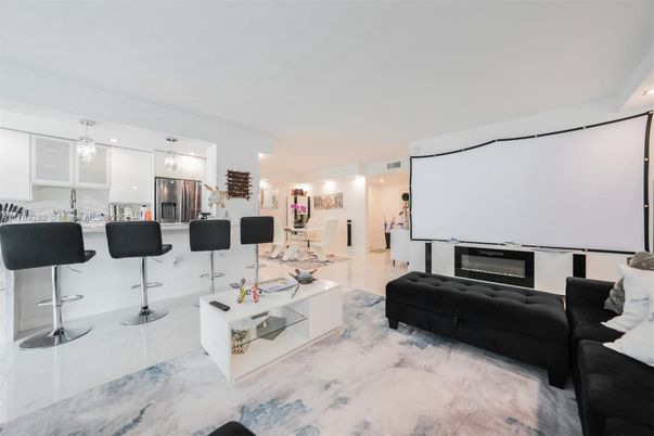Interior, Kitchen, Living room, Pendant Lights, Projection Screen, Recessed Lighting