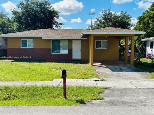Exterior, Facade, Ranch