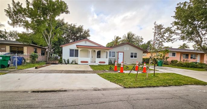 Backyard, Exterior, Facade, Ranch