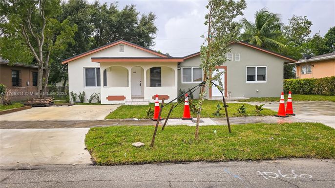 Backyard, Exterior, Facade, Ranch