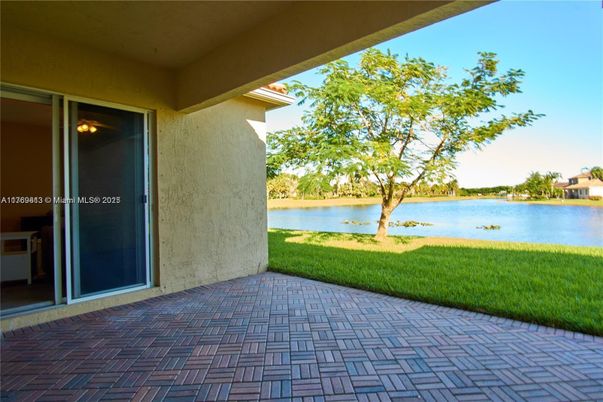 Exterior, Lake