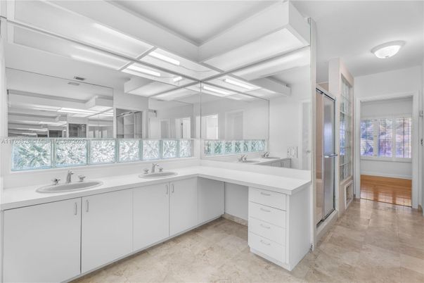 Bathroom, Dual Sink Vanities, Interior