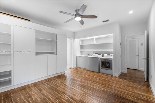 Interior, Recessed Lighting, Washer, Wood Texture Flooring