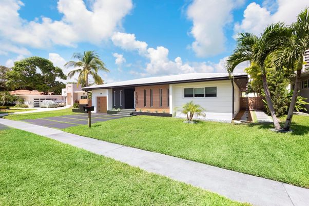 Backyard, Exterior, Facade, Ranch