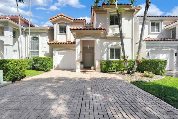 Attached, Exterior, Facade, Mediterranean