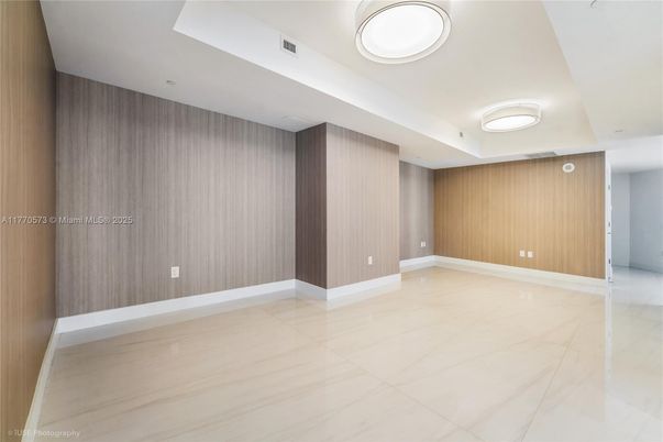 Empty room, Interior