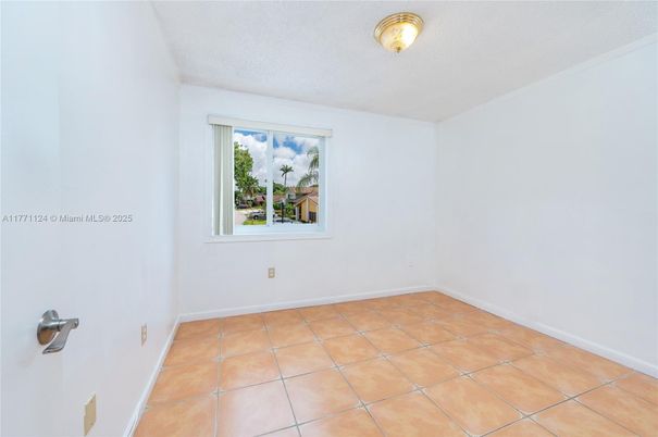 Empty room, Interior