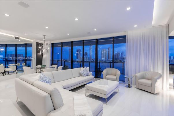 Dining room, Interior, Living room, Pendant Lights, Recessed Lighting