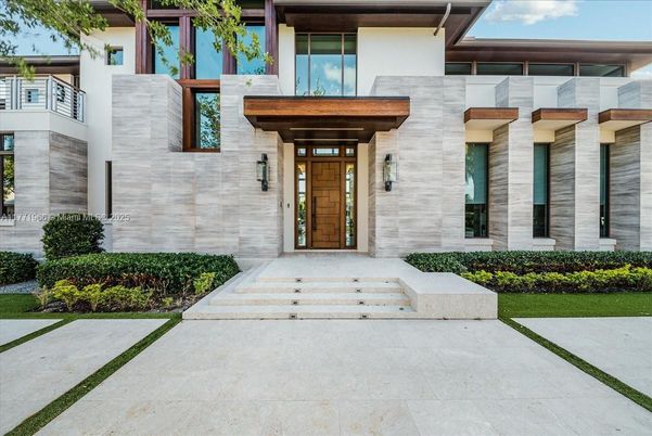 Exterior, Facade, Modern