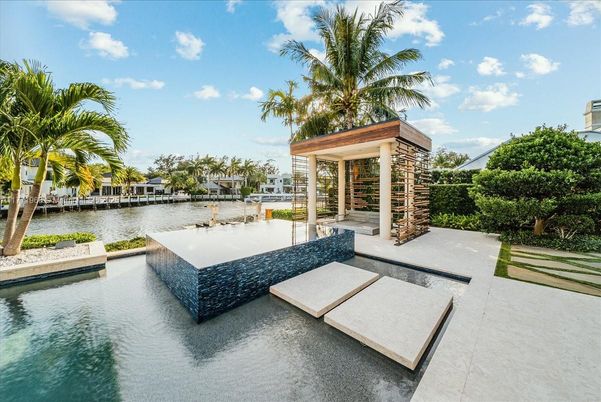 Exterior, Pool, Water