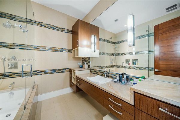 Bathroom, Dual Sink Vanities, Interior, Recessed Lighting