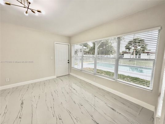 Empty room, Interior