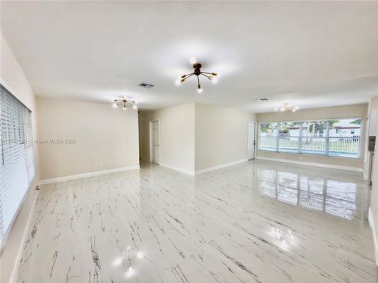 Empty room, Interior