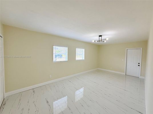 Empty room, Interior
