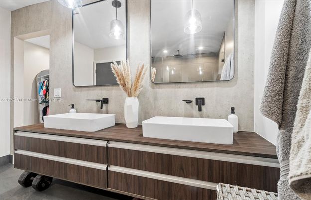 Bathroom, Dual Sink Vanities, Interior