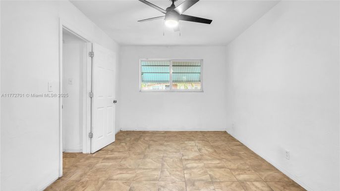 Empty room, Interior