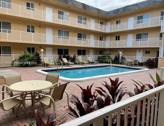 Exterior, Pool