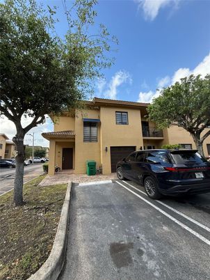 Attached, Exterior, Facade, Mediterranean