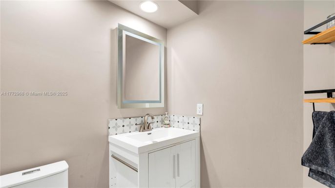 Bathroom, Interior, Recessed Lighting