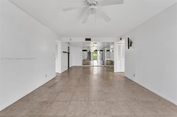 Empty room, Interior