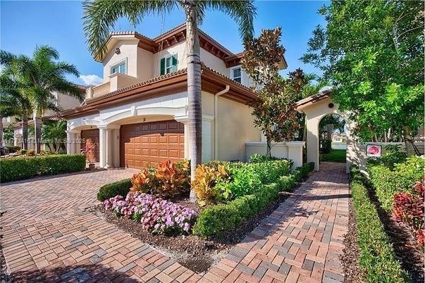 Attached, Exterior, Facade, Mediterranean