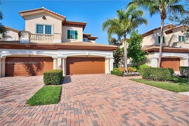 Attached, Exterior, Facade, Mediterranean