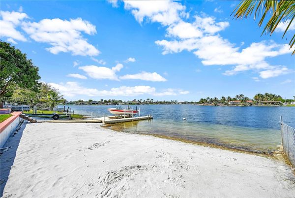 Exterior, Lake