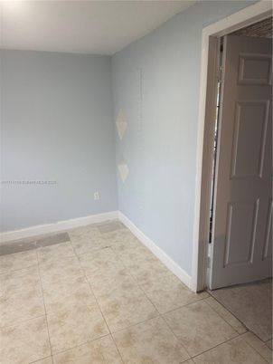 Empty room, Interior