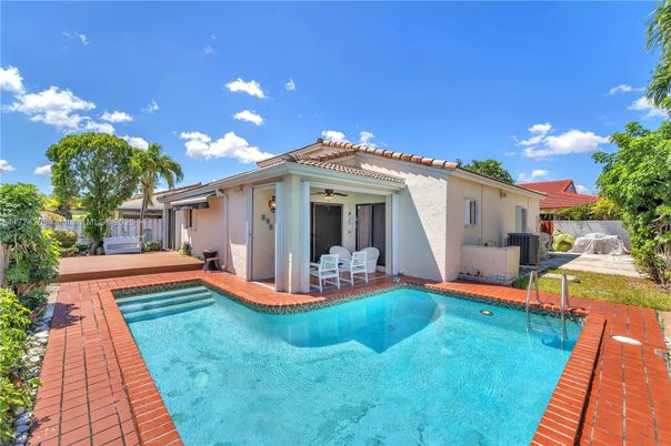 Exterior, Pool