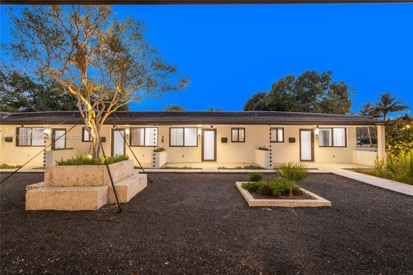 Exterior, Facade, Ranch