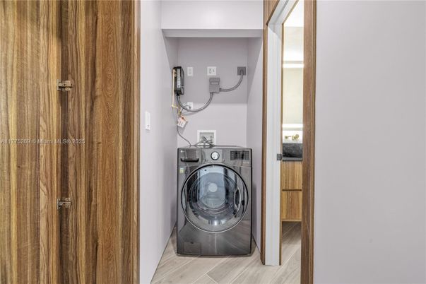 Interior, Utility Closets, Washer, Wood Texture Flooring