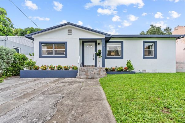 Exterior, Facade, Ranch