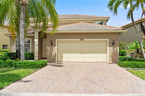 Attached, Exterior, Facade, Mediterranean