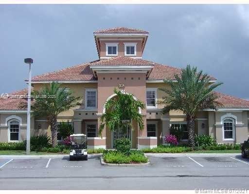 Exterior, Facade, Mediterranean