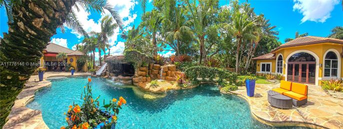 Exterior, Pool