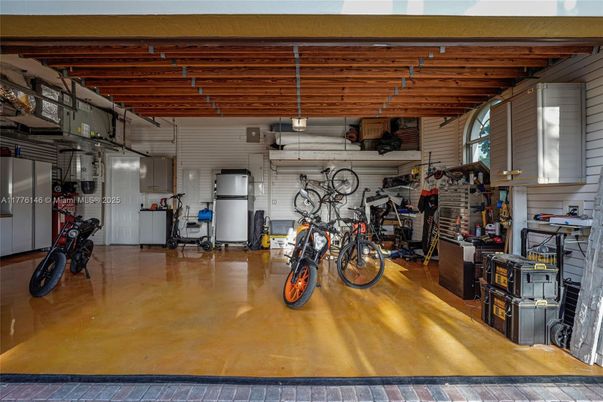 Garage, Interior, Wooden Beams