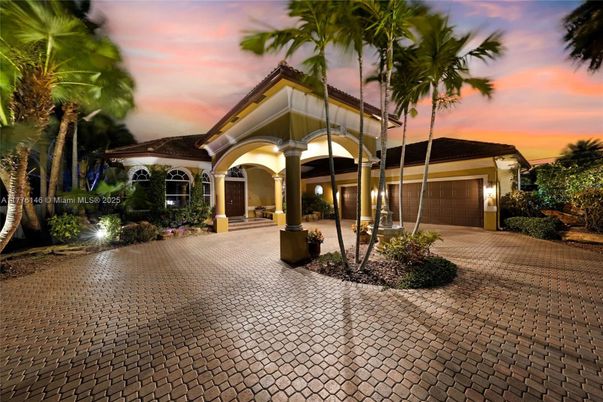 Attached, Exterior, Facade, Mediterranean