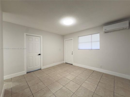Empty room, Interior