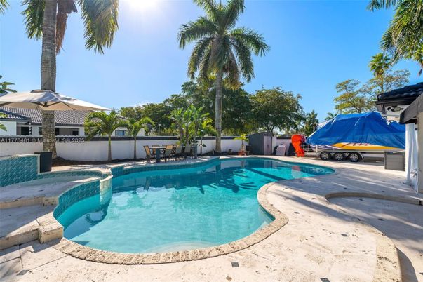 Exterior, Pool