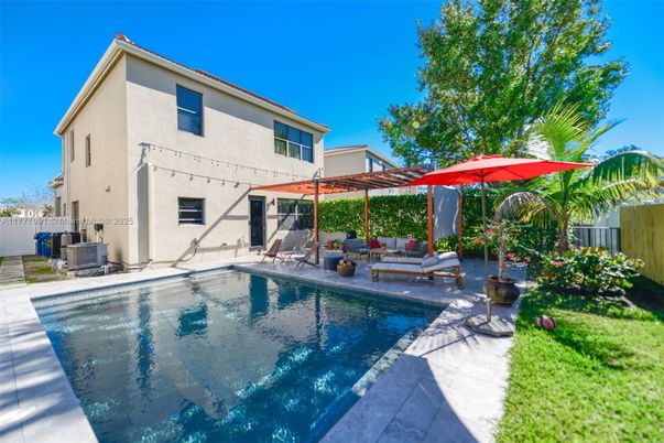 Exterior, Pool